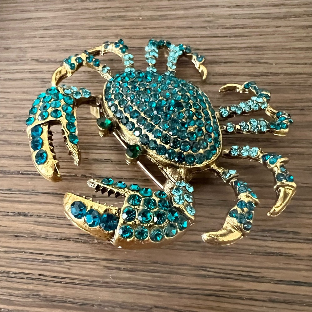 🌟Gold with Teal Crystals Crab Brooch